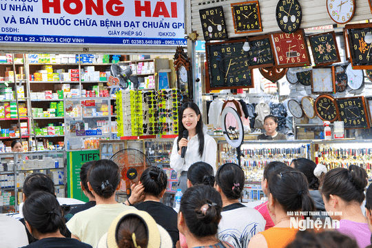 'Cầm tay, chỉ việc' giúp tiểu thương chợ truyền thống bán hàng số