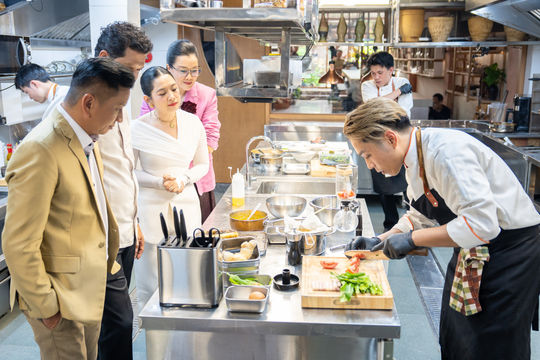 Top Chef Việt Nam 2026 tập 9: Đoàn Nhật Phong và Camilla Bailey cùng thắng thử thách Vị nhà