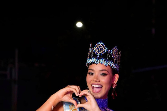 Đương kim Miss World 2026 Joheirry Mola rạng rỡ về nước sau hành trình đăng quang tại Việt Nam