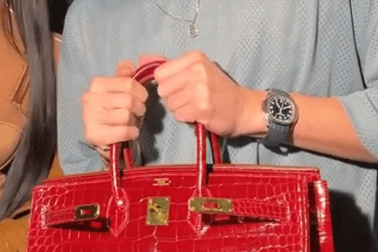 Kim Kardashian ký tặng fan lên túi Hermès Birkin da cá sấu trị giá 45.000 USD tại Thượng Hải
