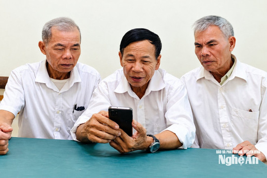 Người cao tuổi Nghệ An bắt nhịp chuyển đổi số