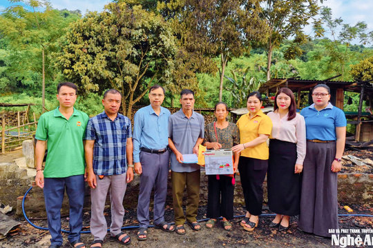 Kịp thời sẻ chia với gia đình thương binh bị cháy nhà sàn ở bản Lưu Phong, xã Tương Dương