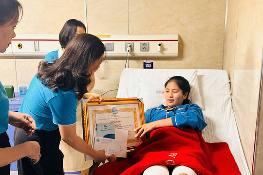 Trao Bằng khen của Trung ương Hội Liên hiệp Phụ nữ Việt Nam cho cô giáo dũng cảm cứu học sinh