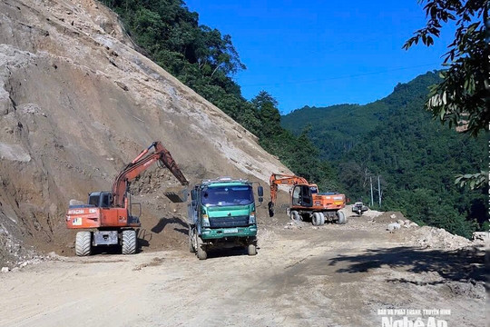 Dồn lực khắc phục các điểm sạt lở, bảo đảm giao thông