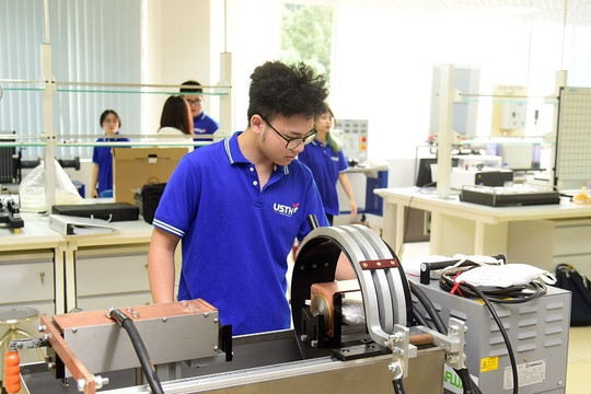Sinh viên không phải làm hồ sơ xin một loại học bổng, điểm cao là được nhận