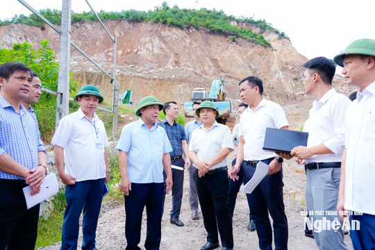Phó Chủ tịch UBND tỉnh Nguyễn Văn Đệ kiểm tra hoạt động khai thác khoáng sản tại các xã Hưng Nguyên, Yên Trung, Nam Đàn