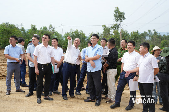 Phó Chủ tịch Thường trực UBND tỉnh Bùi Thanh An kiểm tra mỏ đá xây dựng và đất san lấp