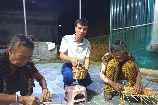 Cán bộ xã chủ động tìm sinh kế, đưa việc làm về tận bản