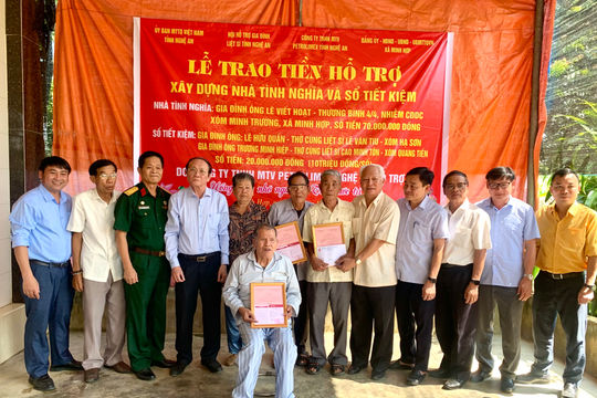 Trao 450 triệu đồng hỗ trợ xây nhà tình nghĩa tại xã Minh Hợp, Bích Hào và Thiên Nhẫn
