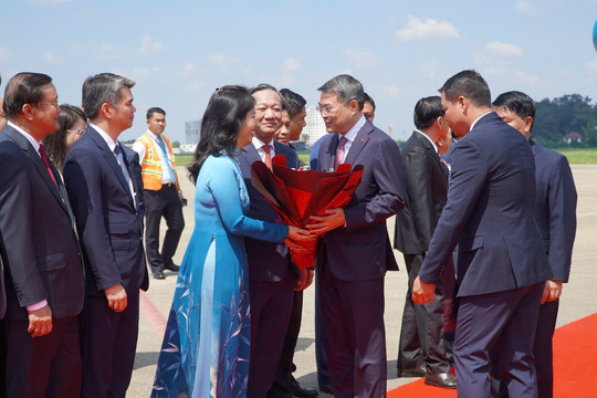 Thủ tướng Lê Minh Hưng tới Thủ đô Viêng Chăn bắt đầu chuyến thăm chính thức Lào