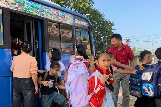 Sáng nay, học sinh điểm lẻ Tiến Sơn đã đi học trở lại