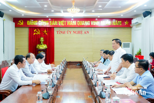 Lãnh đạo tỉnh Nghệ An và Cà Mau trao đổi định hướng hợp tác phát triển giữa hai địa phương