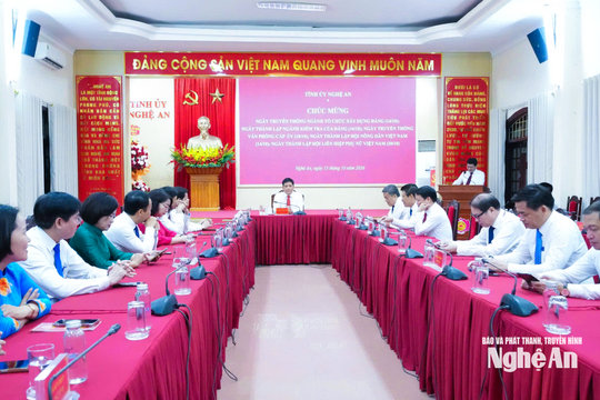 Thường trực Tỉnh uỷ gặp mặt, chúc mừng Ngày truyền thống các cơ quan chuyên trách tham mưu, giúp việc Tỉnh uỷ và Hội LHPN tỉnh, Hội Nông dân tỉnh
