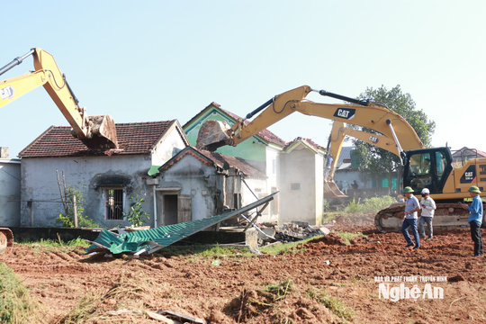 Xã Nam Đàn cưỡng chế thu hồi đất đối với 5 hộ dân chưa bàn giao mặt bằng Dự án cao tốc Vinh - Thanh Thủy