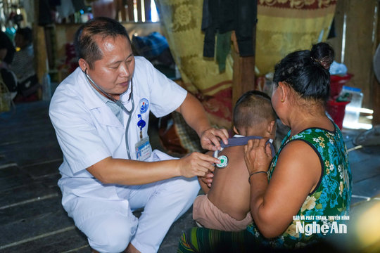 Người già và trẻ nhỏ đối mặt nguy cơ biến chứng cúm A mùa cao điểm