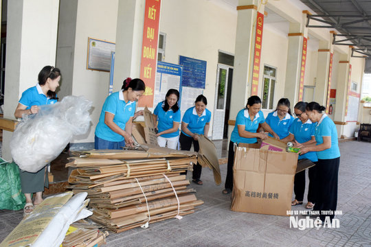 Gom phế liệu, góp yêu thương