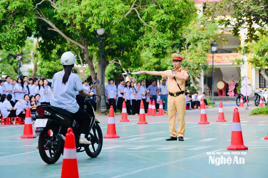 Cảnh sát giao thông Nghệ An tuyên truyền, hướng dẫn kỹ năng lái xe an toàn cho học sinh