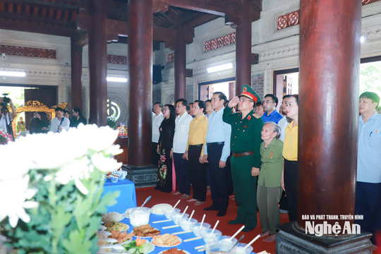 Chủ tịch UBND tỉnh Nghệ An Võ Trọng Hải dâng hoa, dâng hương tưởng niệm tại Khu Di tích lịch sử Quốc gia Truông Bồn