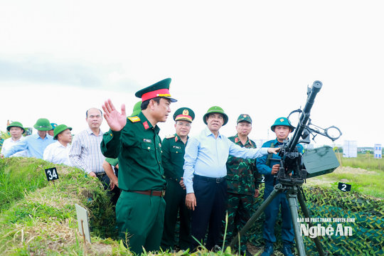 Chủ tịch UBND tỉnh Nghệ An Võ Trọng Hải kiểm tra công tác chuẩn bị diễn tập thực binh vòm phòng không bền vững