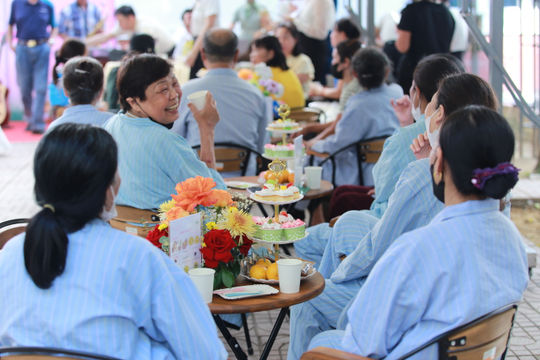 Tiếp thêm niềm tin, nghị lực sống cho bệnh nhân nữ