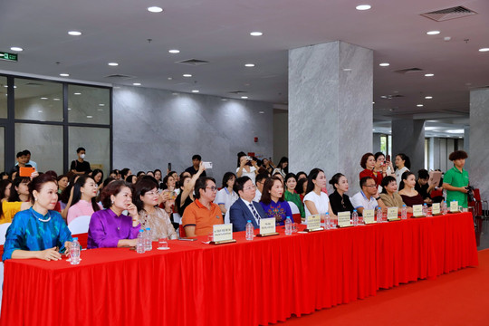 Chương trình Tỏa sắc Tháng 10 tôn vinh nét đẹp và bản lĩnh của nữ cán bộ Đài Truyền hình Việt Nam