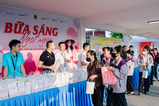 Đa dạng hoạt động chăm lo cho lao động nữ dịp 20/10