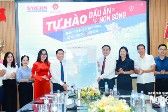 Báo Sài Gòn Giải Phóng trao tặng 25 bản đồ Việt Nam cho tỉnh Nghệ An