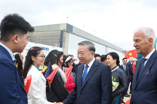 Tổng Bí thư, Chủ tịch nước và phu nhân đến Brussels - Bỉ