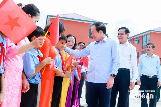 Phó Thủ tướng Lê Tiến Châu: Xây dựng trường nội trú vùng biên thành ngôi trường hạnh phúc