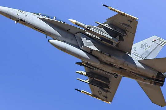 Hải quân Mỹ thử nghiệm tiêm kích F/A-18F mang đồng thời hai loại tên lửa AIM-174B và AIM-260A
