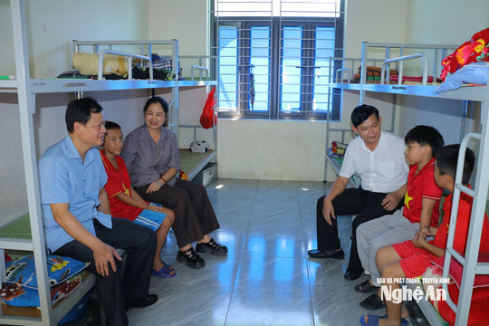 Thầy giáo vùng cao vượt suối, băng rừng gọi học sinh quay lại trường