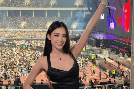 Hoa hậu Tiểu Vy diện váy cắt xẻ gợi cảm khi tham dự concert BIGBANG ở sân vận động Mỹ Đình