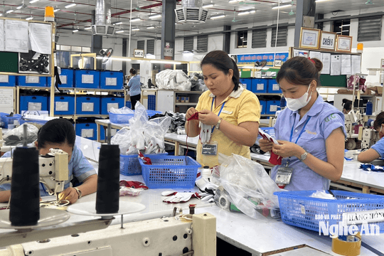 Lãi suất giảm, vì sao người vay cũ chưa được hưởng lợi?