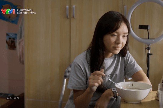 Phim Xóm nhỏ tập 5: Trâm chật vật mưu sinh ngày đầu và được Phong chăm sóc tận tình khi sốt