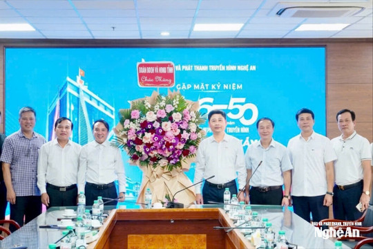 HĐND tỉnh và Đoàn ĐBQH tỉnh chúc mừng Báo và phát thanh, truyền hình Nghệ An nhân kỷ niệm 70 năm Phát thanh, 65 năm Báo Nghệ An và 50 năm Truyền hình