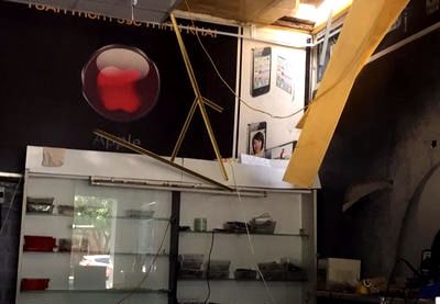 Clip: Tên trộm trèo mái nhà đột nhập vào cửa hàng điện thoại di động ở Vinh