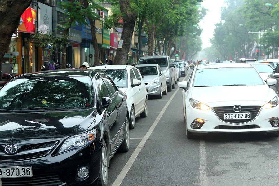 Hà Nội tăng giá giữ xe: Tài xế ngậm ngùi tính cất xế hộp
