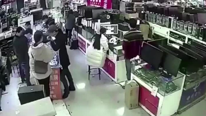 Pin iPhone nổ tung vì bị khách hàng cắn thử