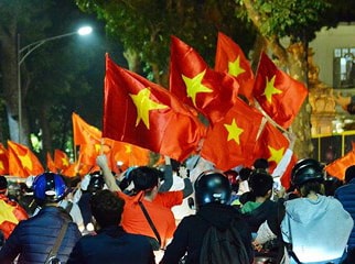 Khi trái bóng lăn, chỉ còn điều thiêng liêng hơn tất cả: Tổ Quốc!