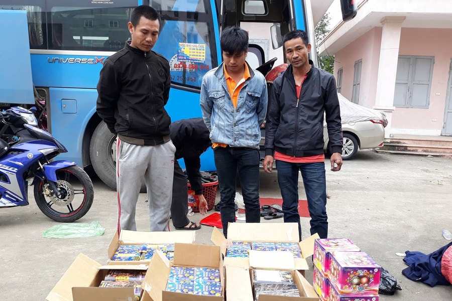 Bắt gần 1 tạ pháo trên xe khách tuyến Sài Gòn – Nghệ An