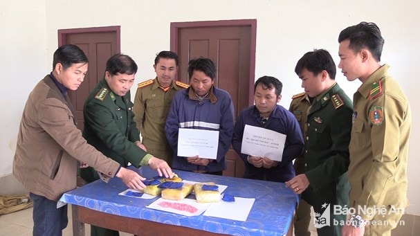 Trao thưởng Công an tỉnh Xiêng Khoảng (Lào) trong chuyên án 18.000 viên ma túy