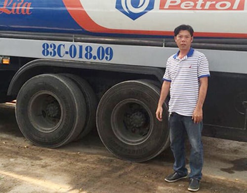 Cảnh sát phá cửa kho, vây bắt nhóm rút ruột xăng dầu ngày cận Tết