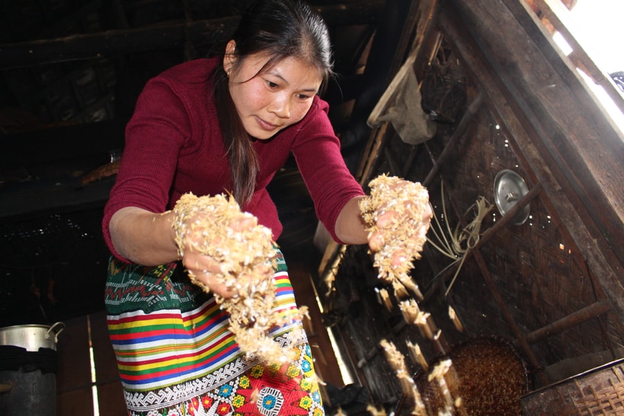 Cận cảnh người Thái Nghệ An nấu rượu siêu đãi khách