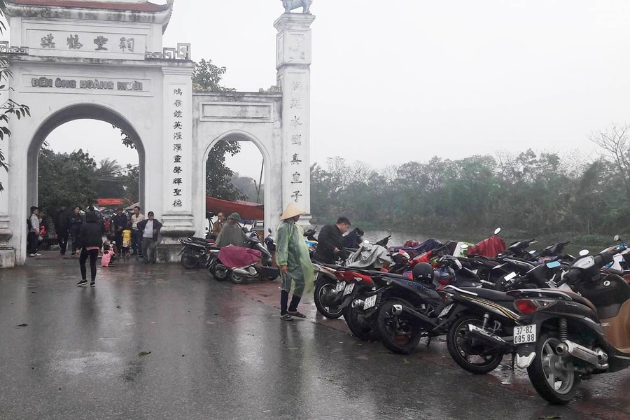 Nghệ An: Bát nháo thu phí giữ xe ở đền chùa đầu năm