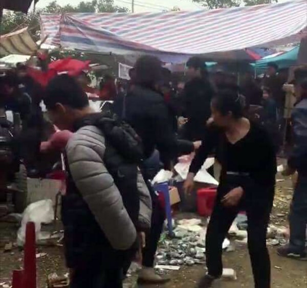 Nam thanh niên bị đánh gục trong lúc đi chùa