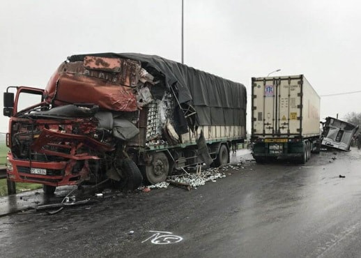 Container và xe tải đâm nhau trên đường tránh Vinh, cabin gãy, nát bét