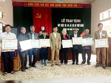 Tân Kỳ trao Huy hiệu Đảng cho 9 đảng viên