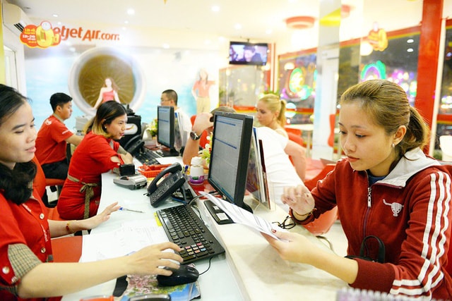 Mua vé máy bay coi chừng bị cộng thêm phí “mặc định“