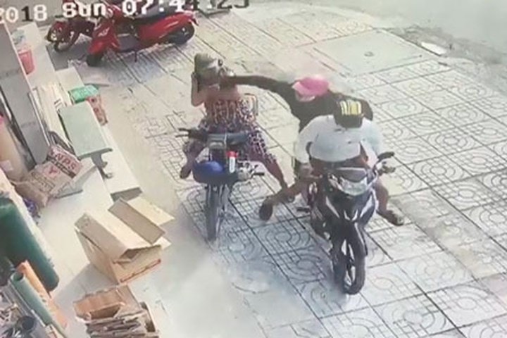 Người phụ nữ ngã nhào vì bị giật dây chuyền 2 lần liên tiếp