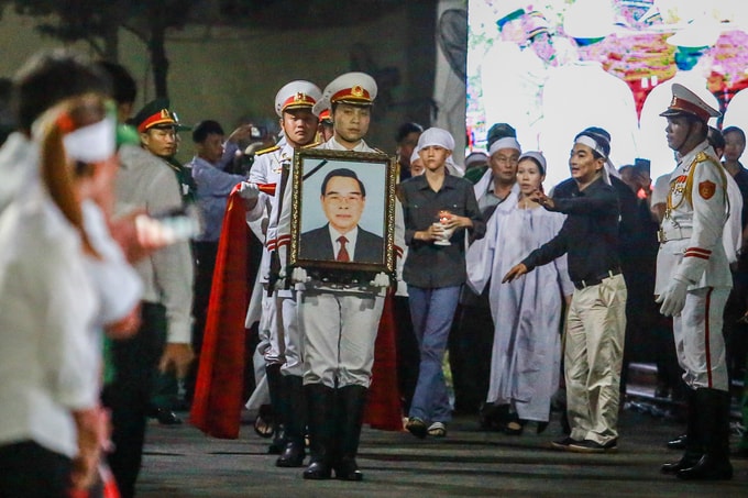 Người dân xếp hàng tiễn đưa linh cữu nguyên Thủ tướng Phan Văn Khải
